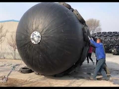 2.5*4m आईएसओ निरीक्षण मानक हाइड्रो वायवीय योकोहामा रबर फेंडर काले टायर के साथ