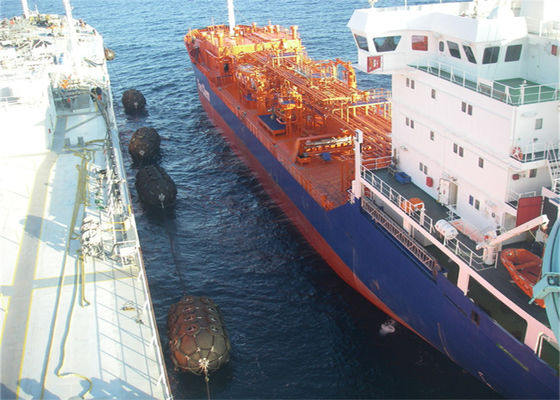 गुणवत्ता हवाई जहाज के टायर नेट न्यूमेटिक रबर फेंडर शिप टू शिप ट्रांसफर 50Kpa फैक्टरी