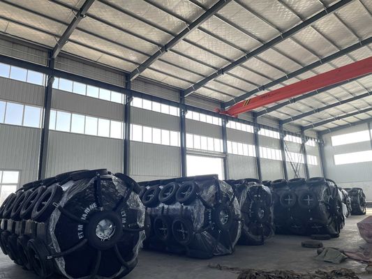 गुणवत्ता चेन नेट के साथ 2X4m फोम भरा हुआ फेंडर 70 किग्रा / एम³ घनत्व 19 मिमी पॉल्यूरिया मोटाई फैक्टरी