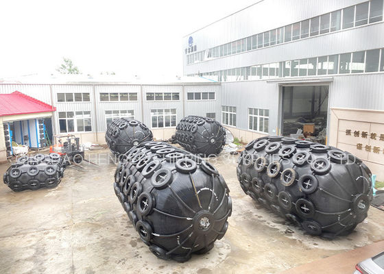 गुणवत्ता काला समुद्री वायवीय रबर फेंडर ISO17357 प्रमाणित 80Kpa फैक्टरी