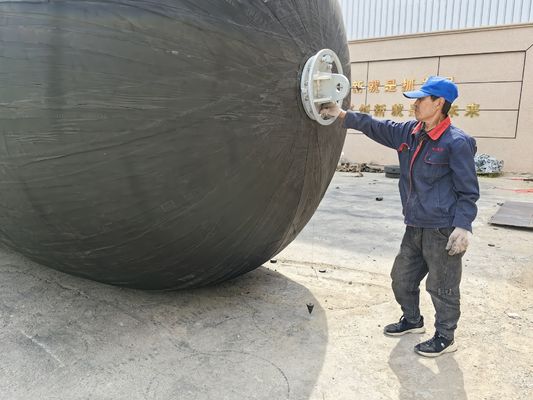 गुणवत्ता समुद्री फ्लोटिंग फेंडर योकोहामा टाइप वायवीय प्राकृतिक रबर काला फेंडर फैक्टरी
