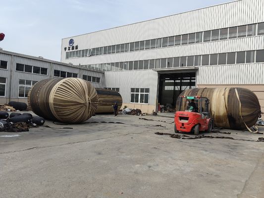 गुणवत्ता समुद्री फ्लोटिंग फेंडर योकोहामा टाइप वायवीय प्राकृतिक रबर काला फेंडर फैक्टरी