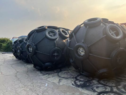 गुणवत्ता अच्छी गुणवत्ता STS 50Kpa ब्लैक वायवीय रबर फेंडर योकोहामा प्रकार फेंडर फैक्टरी