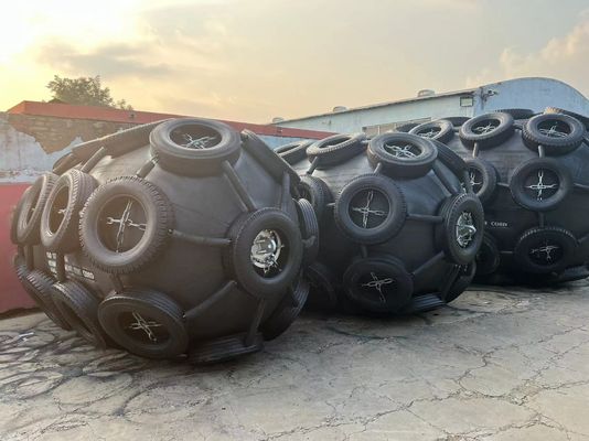 गुणवत्ता अच्छी गुणवत्ता STS 50Kpa ब्लैक वायवीय रबर फेंडर योकोहामा प्रकार फेंडर फैक्टरी