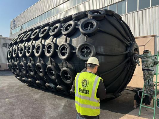 गुणवत्ता व्यास 0.5 मीटर से 4.5 मीटर तक वायवीय रबर फेंडर काला मूल डिजाइन प्रत्यक्ष टिकाऊ फैक्टरी