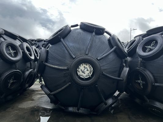 गुणवत्ता जहाज नाव बर्थिंग डॉक फ्लोटिंग इन्फ्लेटेबल फेंडर चेन और पीपी रस्सी का उपयोग करके डॉकिंग प्रभाव सुरक्षा प्रदान करने के लिए स्थापना विधि फैक्टरी