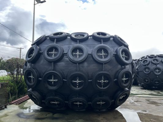गुणवत्ता चेन टायर नेट 50Kpa 80Kpa रबर फेंडर वाणिज्यिक नौवहन और डॉकिंग सुविधाओं के लिए आदर्श है जो प्रभाव कुशनिंग प्रदान करता है फैक्टरी