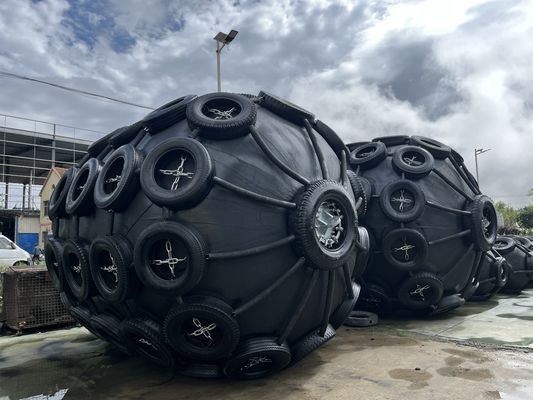 गुणवत्ता जहाज नाव बर्थिंग डॉक फ्लोटिंग इन्फ्लेटेबल फेंडर चेन और पीपी रस्सी का उपयोग करके डॉकिंग प्रभाव सुरक्षा प्रदान करने के लिए स्थापना विधि फैक्टरी