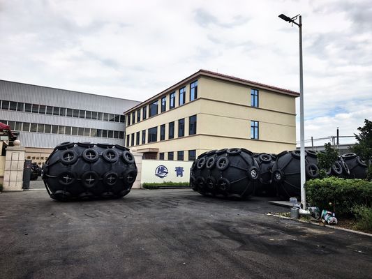 गुणवत्ता अपने डॉक को सुरक्षित रखें डॉक फेंडर उत्कृष्ट शॉक अवशोषण और 50KPa मुद्रास्फीति दबाव के साथ फैक्टरी