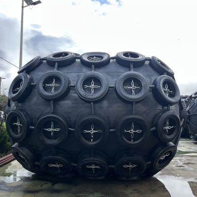 गुणवत्ता चेन टायर नेट 50Kpa 80Kpa रबर फेंडर वाणिज्यिक नौवहन और डॉकिंग सुविधाओं के लिए आदर्श है जो प्रभाव कुशनिंग प्रदान करता है फैक्टरी