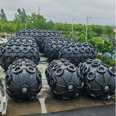 गुणवत्ता अनुकूलित आकार 50kpa और 80kpa दबाव विकल्पों के साथ ISO17357 प्रमाणित वायवीय रबर फेंडर फैक्टरी