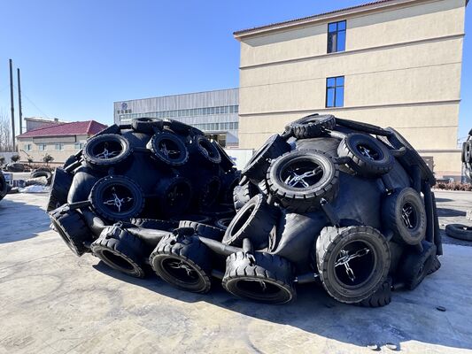 गुणवत्ता अनुकूलित आकार 0.3-4.8 मीटर और 50kpa और 80kpa दबाव के साथ ISO17357 प्रमाणित वायवीय रबर फेंडर फैक्टरी