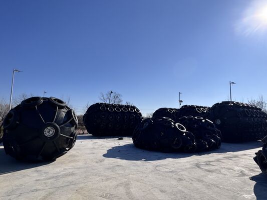 गुणवत्ता अनुकूलित आकार 0.3-4.8 मीटर और 50kpa और 80kpa दबाव के साथ ISO17357 प्रमाणित वायवीय रबर फेंडर फैक्टरी