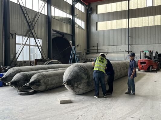 गुणवत्ता Anti Corrosion Marine Rubber Airbag for Long Term Saltwater Service with 0.8-3 M Diameter कारखाना