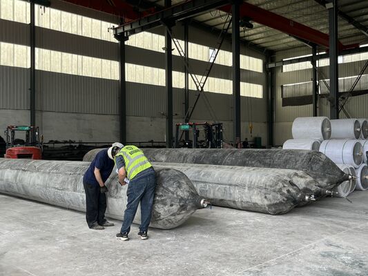 गुणवत्ता Marine Rubber Airbag with Rapid Inflation Manifold for Simultaneous Multi Unit Operation in 0.8-3 M Diameter कारखाना