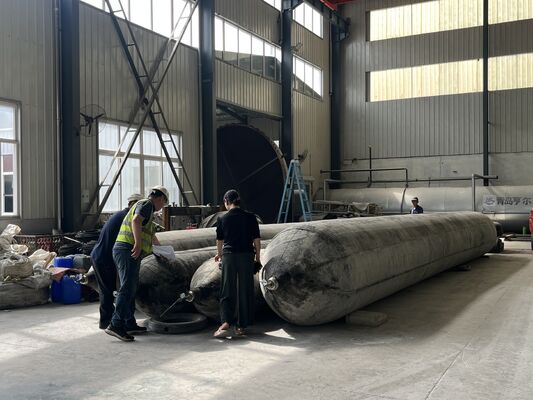 गुणवत्ता Marine Rubber Airbag with High Grip Surface Pattern for Stable Shipyard Positioning in 0.8-3 M Diameter and 4-25 M Length कारखाना
