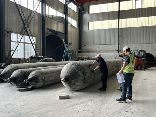 गुणवत्ता Marine Rubber Airbag with Stainless Steel Mounting Hardware for Corrosion Free Installation कारखाना