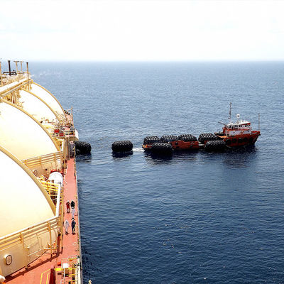 गुणवत्ता कम मूरिंग फोर्स फोम भरा हुआ फेंडर्स / समुद्री रबड़ फेंडर 50Kpa काला रंग फैक्टरी