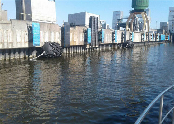 गुणवत्ता आईएसओ17357 के अनुरूप 24 महीने की शेल्फ लाइफ और जहाज फेंडर अनुप्रयोगों के लिए अनुकूलित आकार के साथ वायवीय रबर फेंडर फैक्टरी