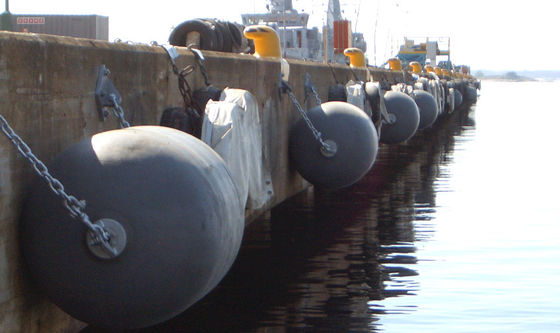 गुणवत्ता डॉक सुरक्षा के लिए 1.5 * 2.5 मीटर वायवीय रबड़ फेंडर समुद्री रबड़ फेंडर फैक्टरी