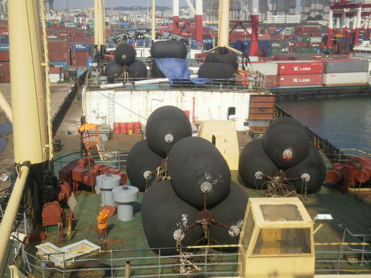 गुणवत्ता डॉक सुरक्षा के लिए 1.5 * 2.5 मीटर वायवीय रबड़ फेंडर समुद्री रबड़ फेंडर फैक्टरी