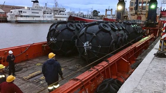 गुणवत्ता 50KPA आकार D2.5 * L4 समुद्री वायवीय रबर फेंडर इन्फ्लेटेबल फ्लोटिंग बोट फैक्टरी