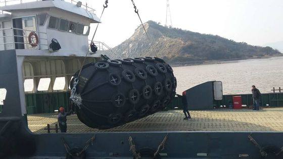 गुणवत्ता रस्सी नेट वायवीय नाव फेंडर वायवीय रबड़ फेंडर के साथ रबड़ चटाई फैक्टरी