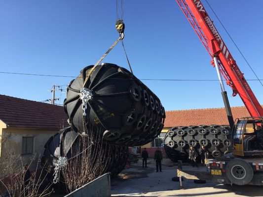 गुणवत्ता 50Kpa आंतरिक दबाव समुद्री रबर फेंडर वायवीय रबर फेंडर फैक्टरी