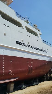 गुणवत्ता 250 टी / एम समुद्री बचाव एयरबैग शिप लॉन्चिंग और लिफ्टिंग एयरबैग फैक्टरी